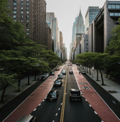 Overlap the Bus Lane to Overtake a Vehicle Signaling